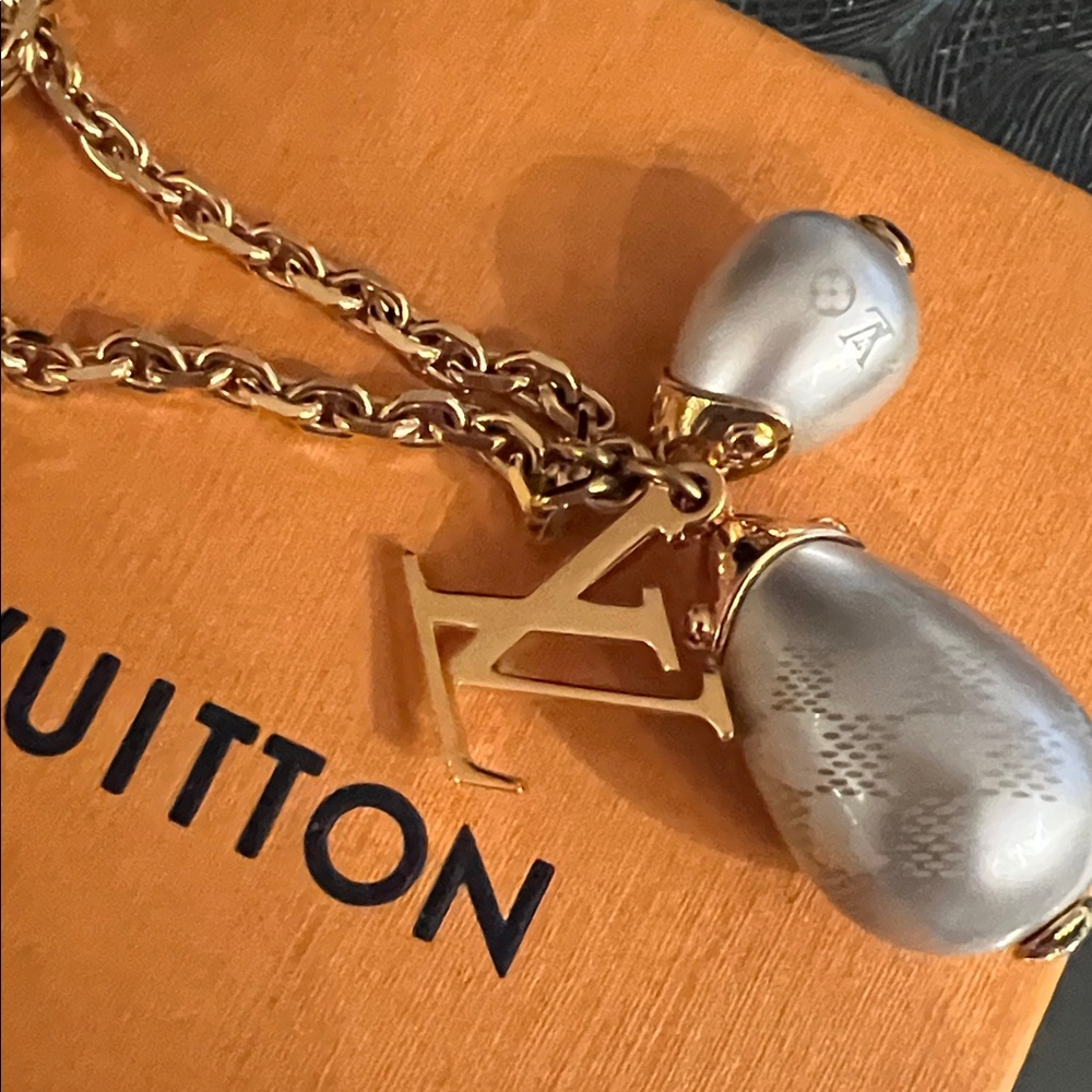 Louis Vuitton Gold-Tone Chain Necklace with Pearl Drop Charms - Picture 6 of 16